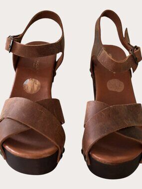 NWT- Mila Paoli Strappy Sandals - Sz 8